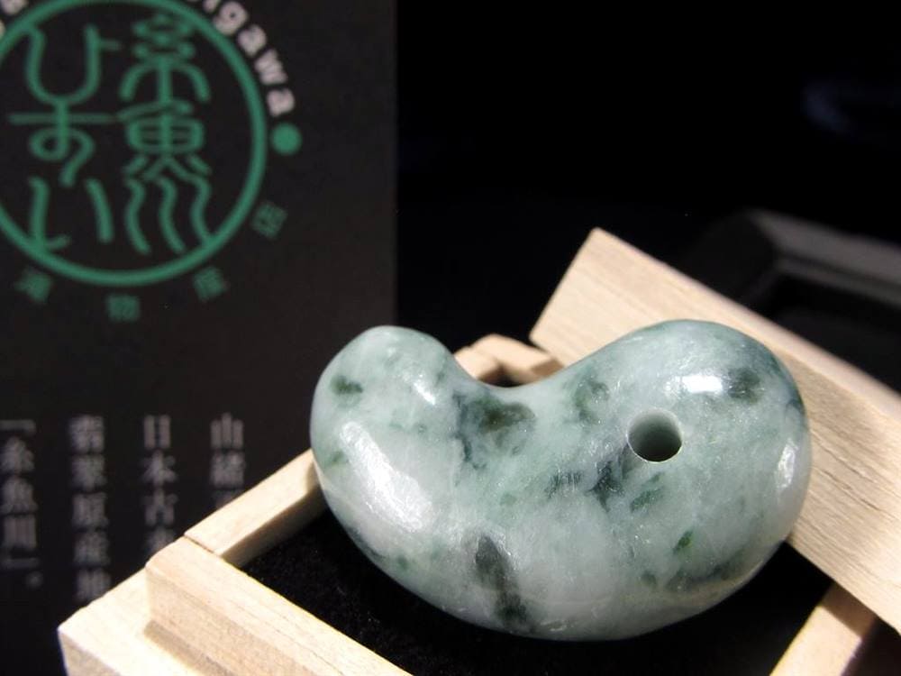 翡翠 勾玉 ジェイド 本翡翠 糸魚川