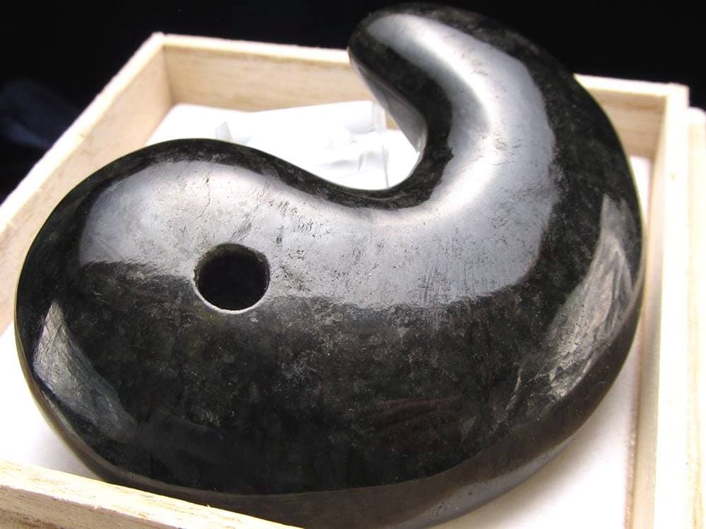 黒翡翠 勾玉 ジェイド 本翡翠 糸魚川