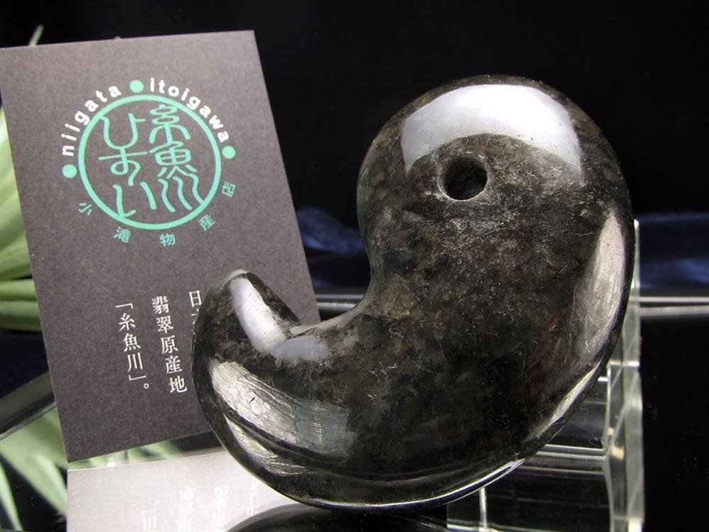 黒翡翠 勾玉 ジェイド 本翡翠 糸魚川