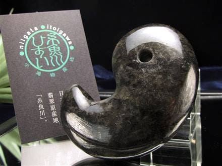 黒翡翠 勾玉 ジェイド 本翡翠 糸魚川