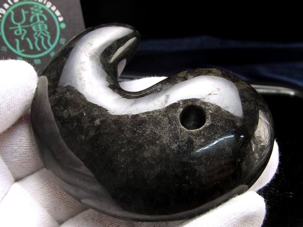黒翡翠 勾玉 ジェイド 本翡翠 糸魚川