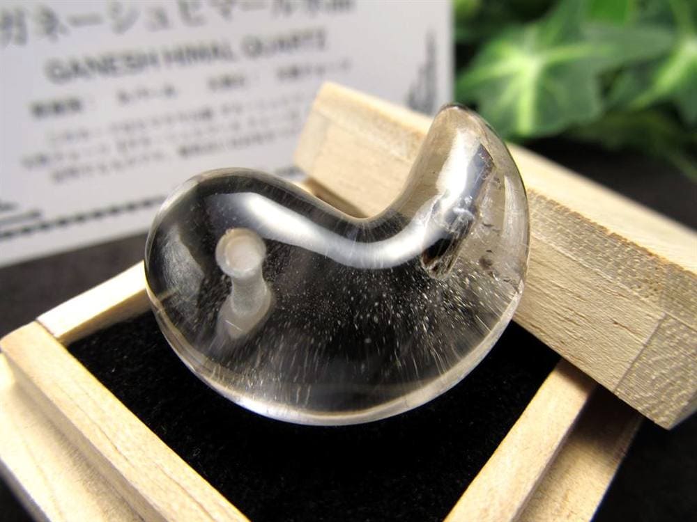 ガネーシュヒマール ヒマラヤ 水晶 勾玉 ビーズ