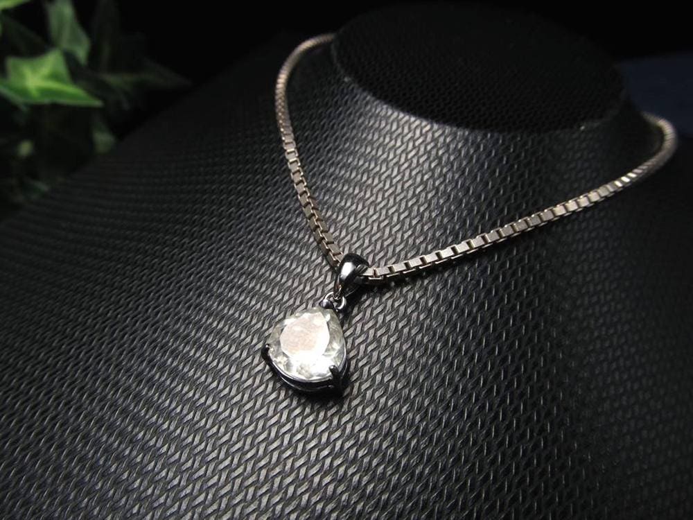 リビアングラス 隕石 アクセサリー ペンダント インパクトガラス