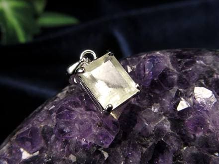 リビアングラス 隕石 アクセサリー ペンダント インパクトガラス