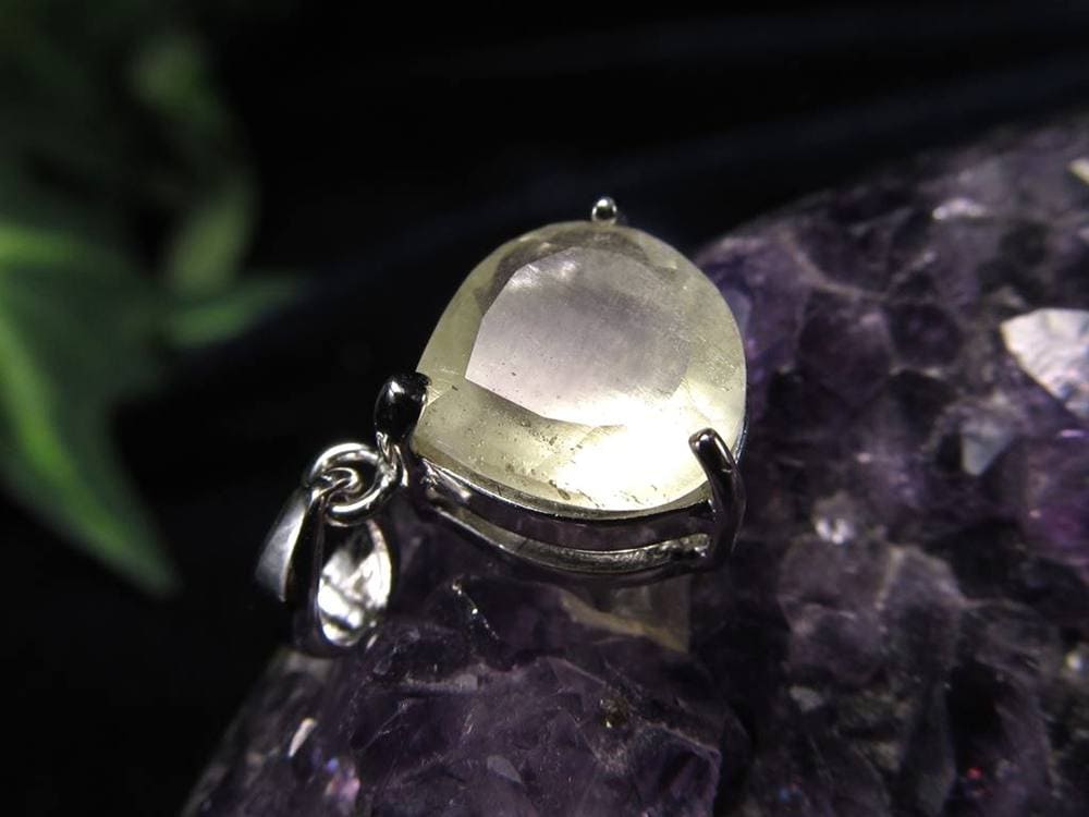 リビアングラス 隕石 アクセサリー ペンダント インパクトガラス