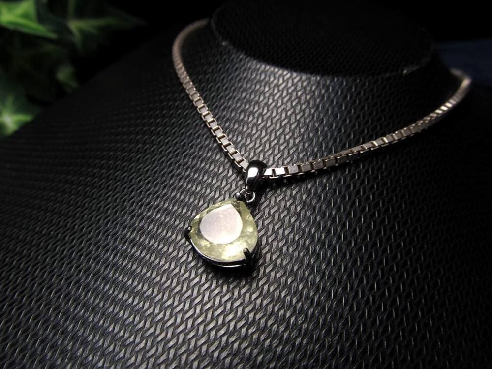 リビアングラス 隕石 アクセサリー ペンダント インパクトガラス