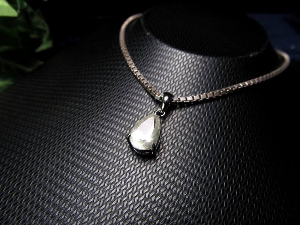 リビアングラス 隕石 アクセサリー ペンダント インパクトガラス