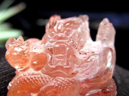 ファイアークォーツ レピドクロサイト ハーレクイン水晶 ファイヤークォーツ 彫刻置物 龍 玉璽