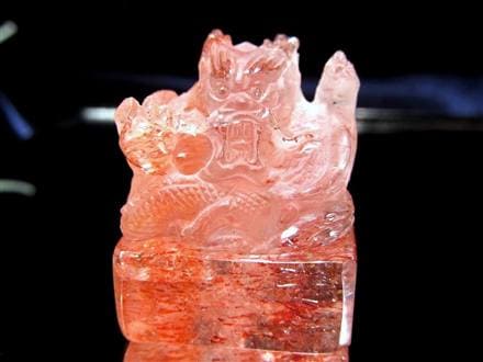 ファイアークォーツ レピドクロサイト ハーレクイン水晶 ファイヤークォーツ 彫刻置物 龍 玉璽
