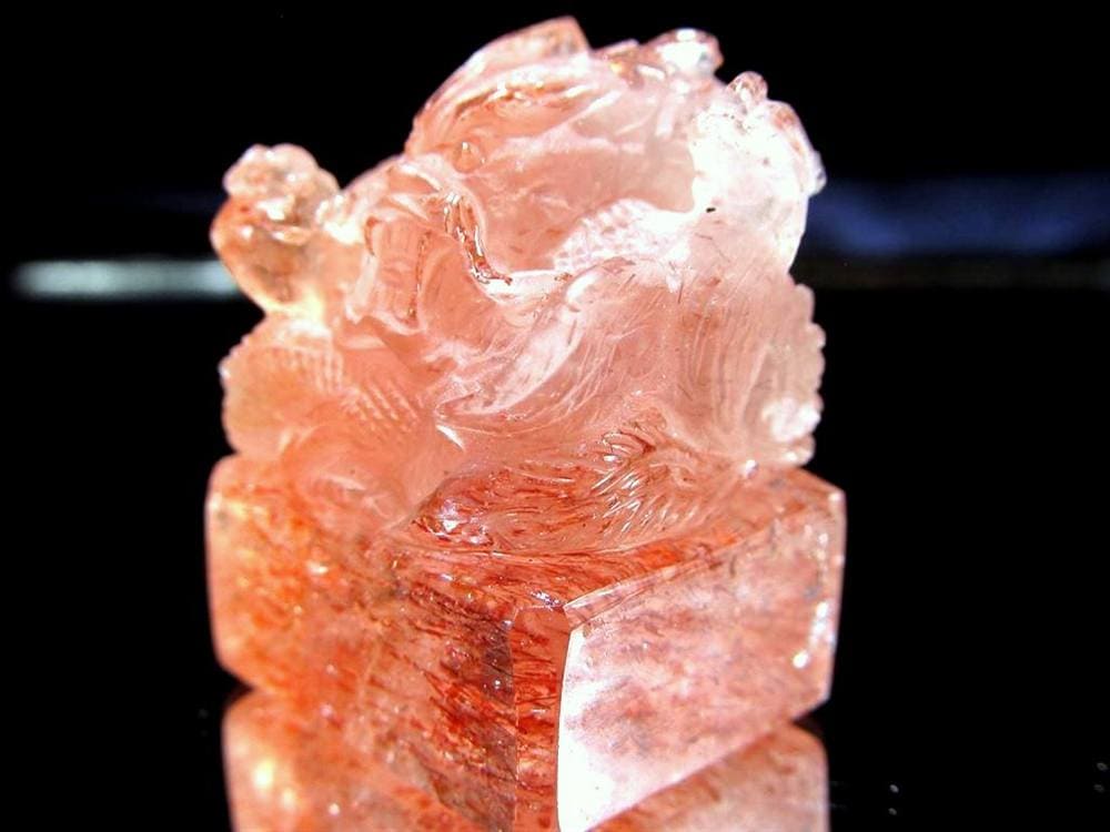 ファイアークォーツ レピドクロサイト ハーレクイン水晶 ファイヤークォーツ 彫刻置物 龍 玉璽