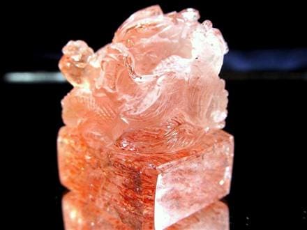 ファイアークォーツ レピドクロサイト ハーレクイン水晶 ファイヤークォーツ 彫刻置物 龍 玉璽