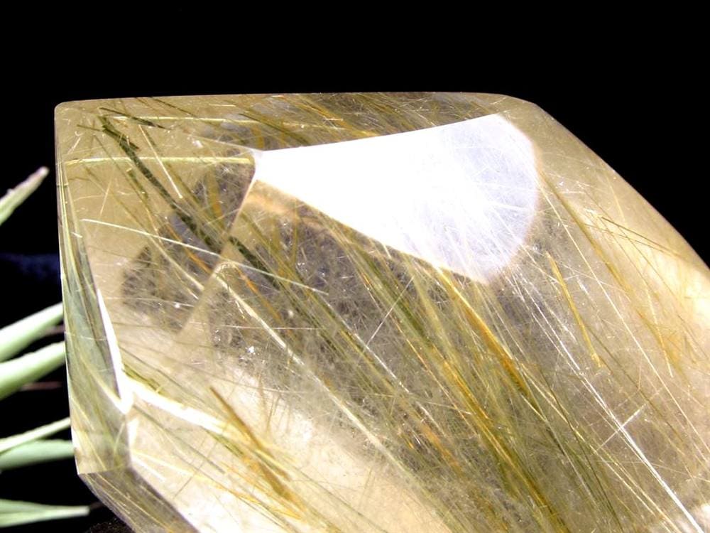 ルチルクォーツ 彫刻置物 ザギマウンテン グリーンルチル ヒーラー