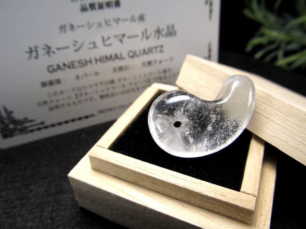 ガネーシュヒマール ヒマラヤ 水晶 勾玉 ビーズ