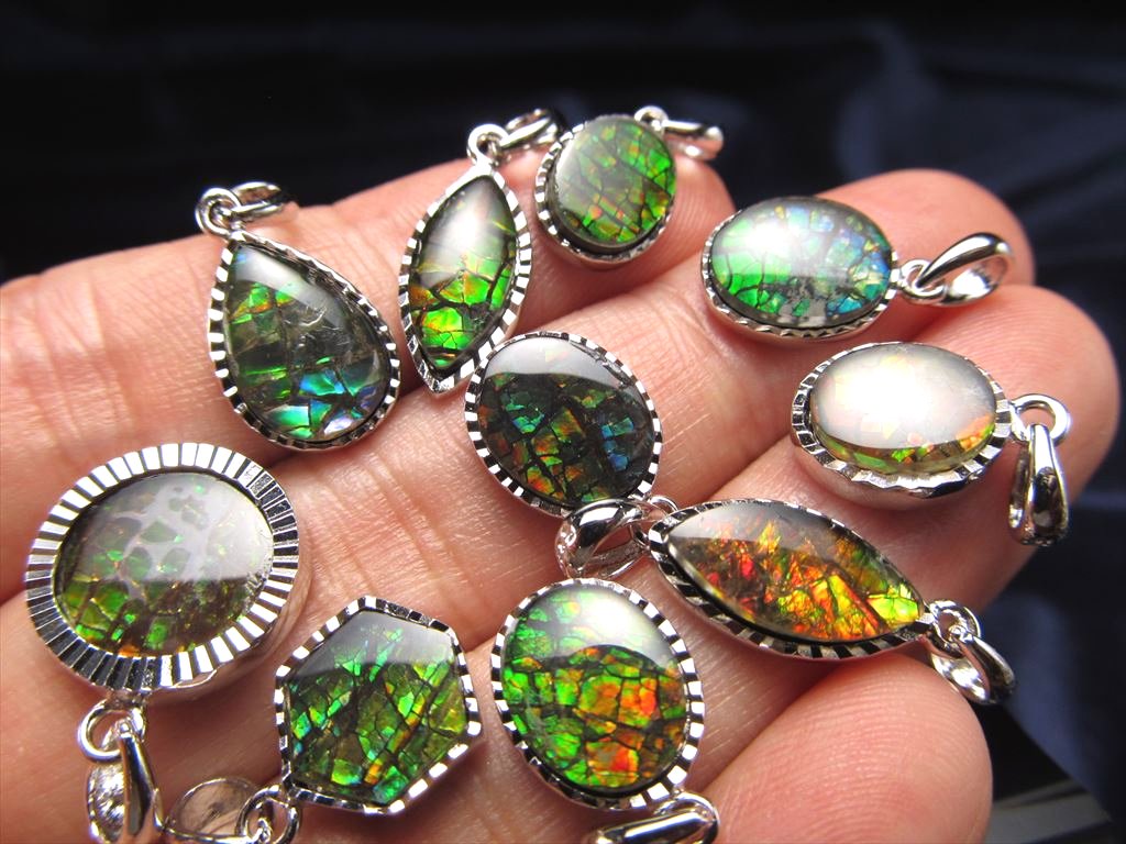 ドロップ型の素敵なレインボーアンモライトのシルバートップ ドロップ型の素敵なレインボーアンモライトのシルバートップ