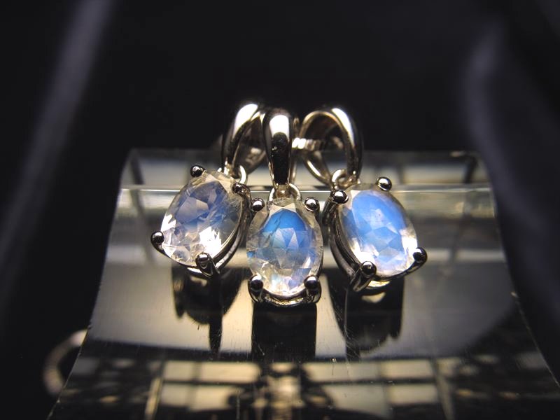 ◇超透明宝石質◇5Aロイヤル・ブルームーンストーンペンダントトップ◇オーバルカットタイプ◇SILVER925◇直径約7mm◇