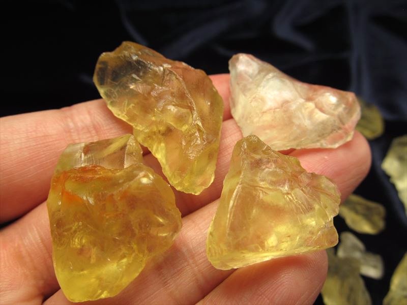 綺麗!極上レモンクォーツ檸檬水晶!!レアなダイヤスクエア型の繊細なカットルース天然石等ネックレス♪ 105-2 ◇激レア！限定入荷！！◇極上レモンクォーツ硫黄水晶ラフ原石