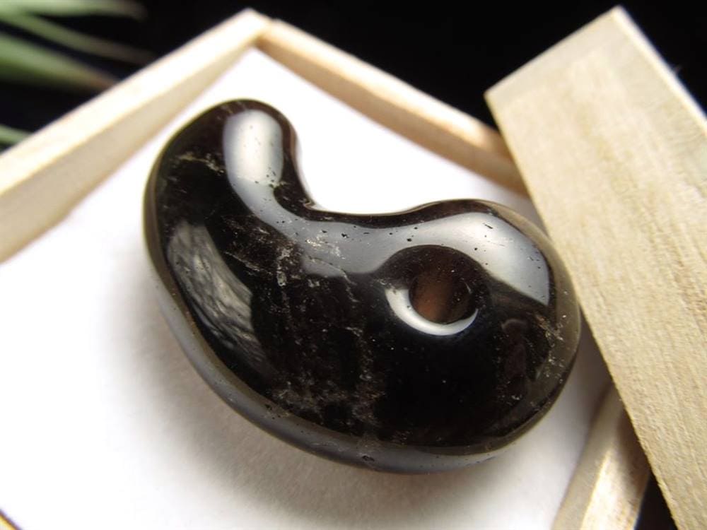 黒水晶 勾玉 黒平 モリオン 日本製
