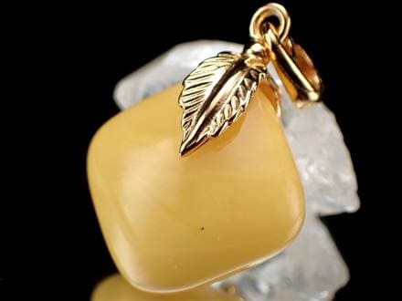 蜜蝋アンバー ペンダントトップ 天然琥珀 バルティックアンバー アクセサリー