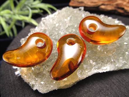 アンバー バルティックアンバー 勾玉 琥珀 