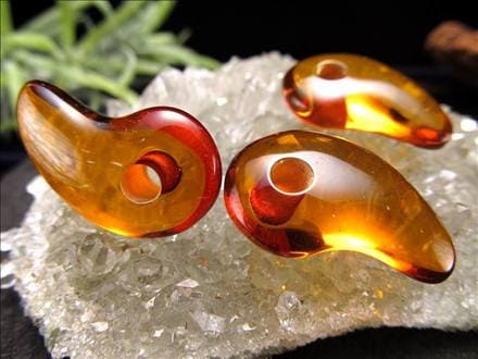アンバー バルティックアンバー 勾玉 琥珀 