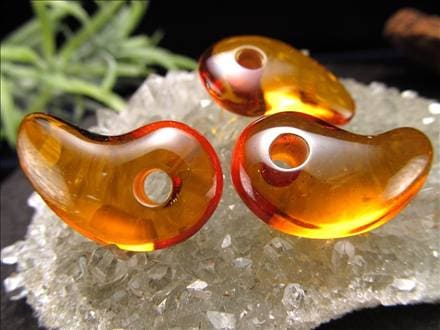 アンバー バルティックアンバー 勾玉 琥珀 