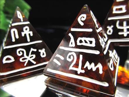 アンバー 琥珀 ピラミッド 象形文字 インテリア