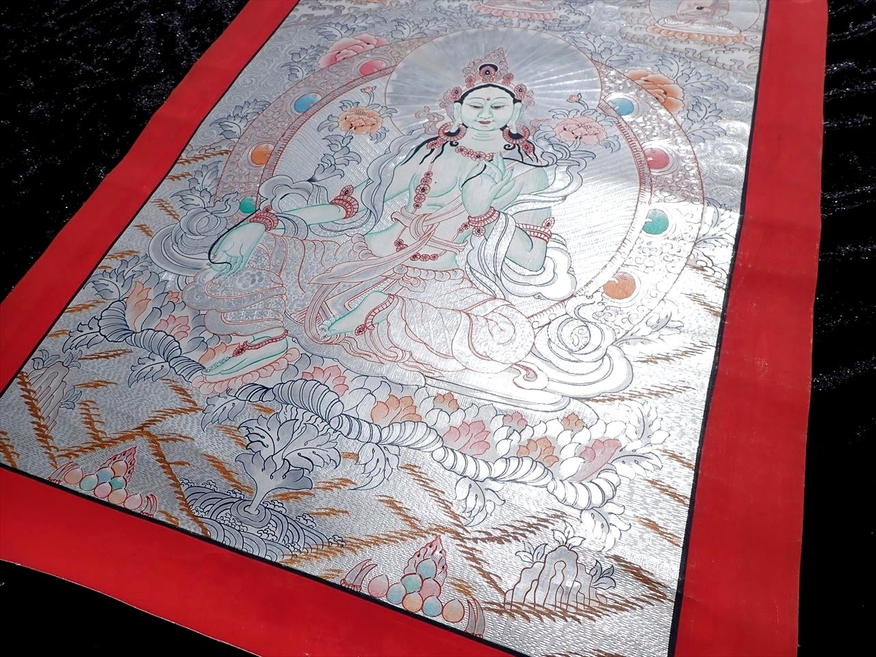 Amazon.co.jp: タンカ 仏画 肉筆 曼荼羅 仏教美術 チベット 仏教 仏像 聖 曼荼羅タンカ肉筆 曼荼羅 曼陀羅 マンダラ 約75㎝× 約58㎝ 。 : ホーム＆キッチン