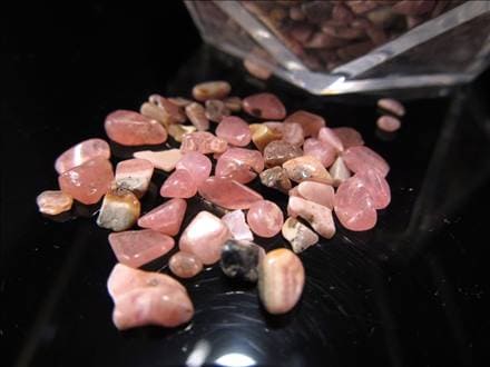 インカローズ ロードクロサイト さざれ 細石 母岩