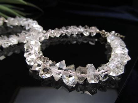 ◇超希少！古代の石油を内包した水晶◇原石をそのままブレスレットに◇幻想的な蛍光発色◇グラム350円◇オイルインクォーツ【石油入り水晶】結晶ワイヤーブレスレット◇Silver925◇アジャスター金具付き◇7-12mm◇内径約16-18.5cm◇【動画あり】◇【パキスタン産】≪2Z5≫