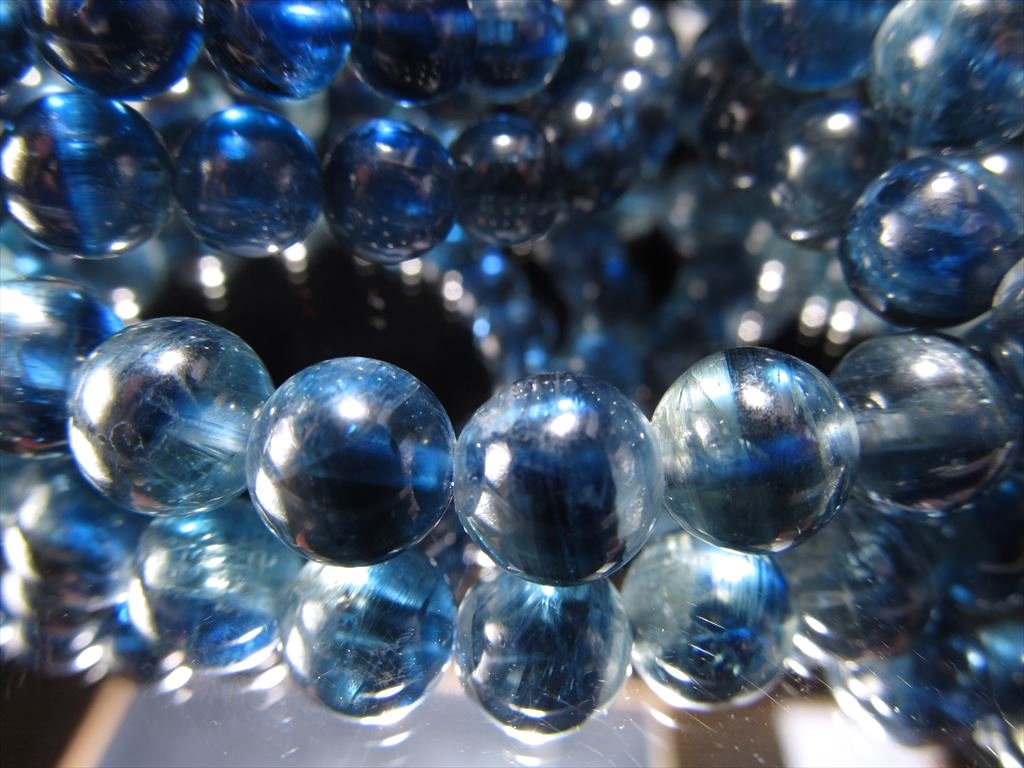 深海のようなディープブルーグラデーション 透明感アリ 魅惑の艶色 美シラー AAAA+ グラム480円 カイヤナイト【藍晶石】ブレスレット