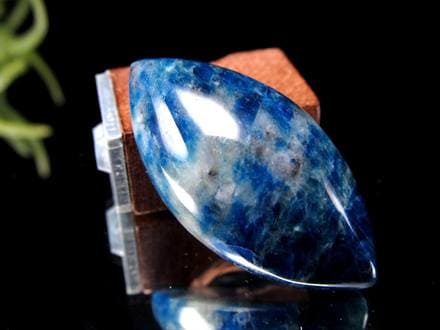 アウイナイト カボションタンブル 藍宝石 発光 カラーチェンジ