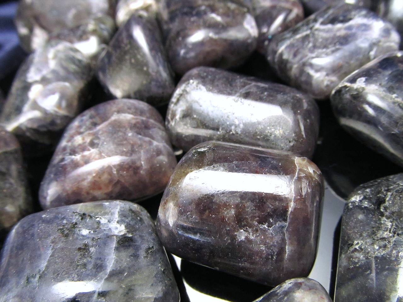 ブラッドショットアイオライト