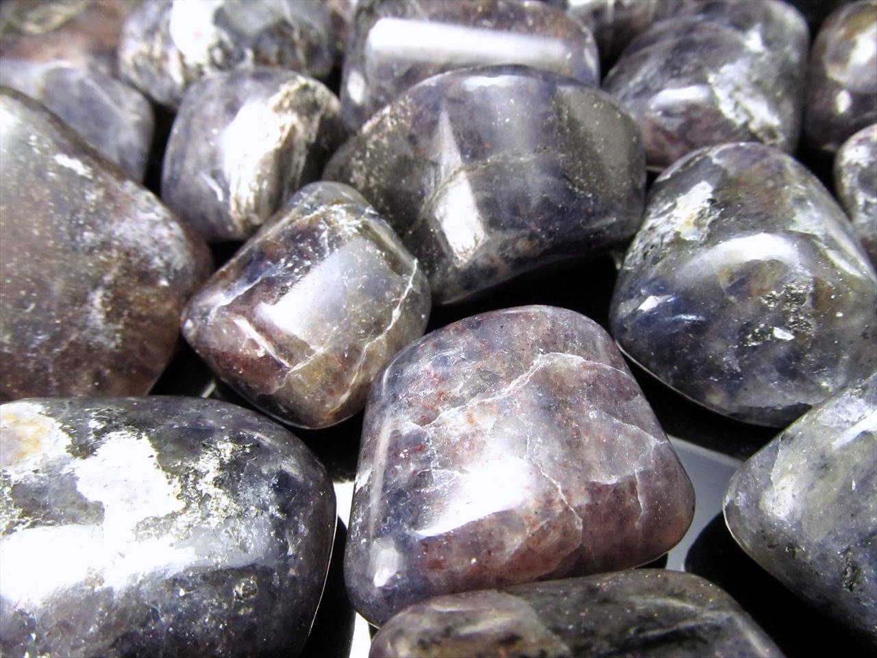 ブラッドショットアイオライト