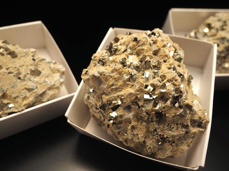 ◇Mサイズ◇激レア！母岩付き◇ギラギラ輝く結晶！◇フランス展示会