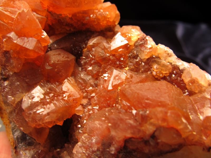 ☆希少！珍しいレッド・層状結晶☆近年発見された天然赤水晶☆モロッコ