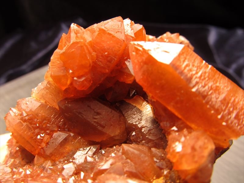 天然石 ダークレッド 結晶アート 極上発色！タンザニア産レッドアベンチュリンクォーツシスト