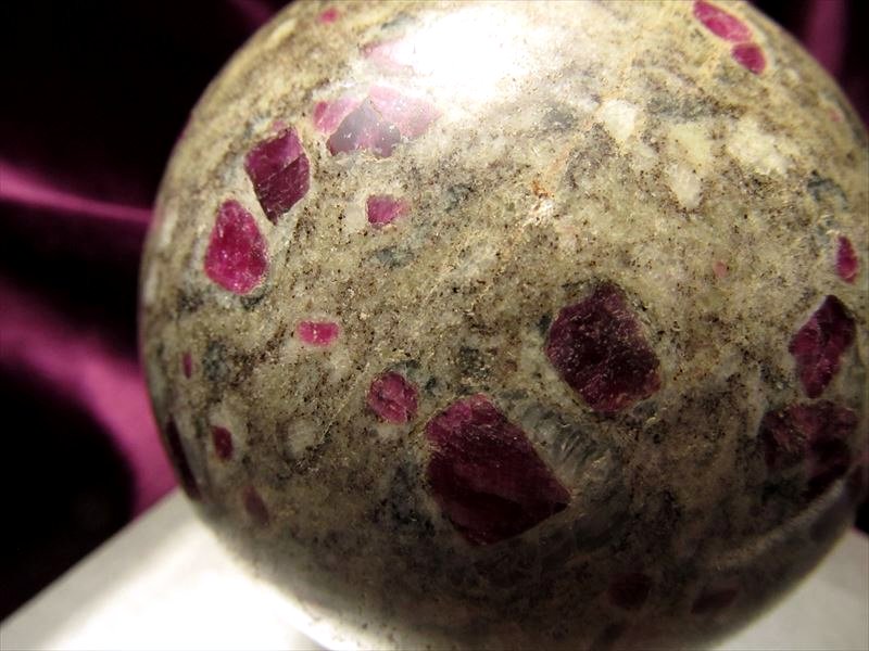 ルビーイングラナイト