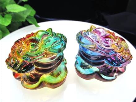 ★限定入荷!★レインボーカラーの銭蛙置物★財を集めるカエル★インテリアやお部屋のアクセントに♪★銭蛙【三本脚のカエル】レインボークリスタルガラス置物★【動画あり】★長さ約6cm★