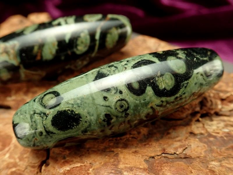 ☆太古に生まれた神秘の石☆グリーンとブラックの美麗マーブル☆大地の