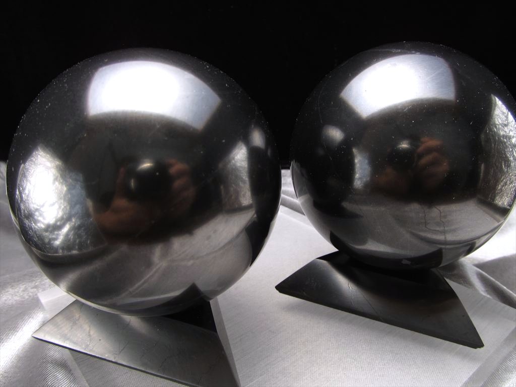 シュンガイト台座付き丸玉