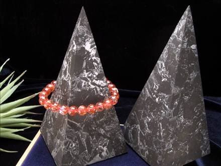 シュンガイト シュンガ石 ピラミッド カレリア共和国産 置物