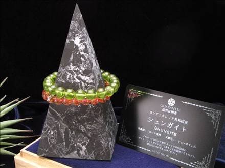 シュンガイト シュンガ石 ピラミッド カレリア共和国産 置物