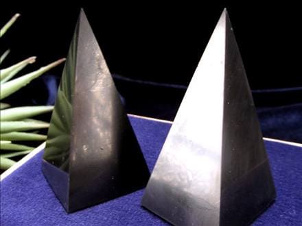 シュンガイト シュンガ石 ピラミッド カレリア共和国産 置物