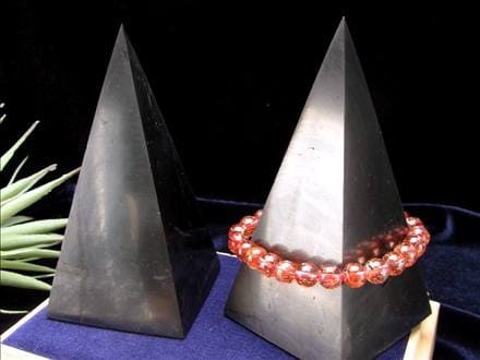 シュンガイト シュンガ石 ピラミッド カレリア共和国産 置物