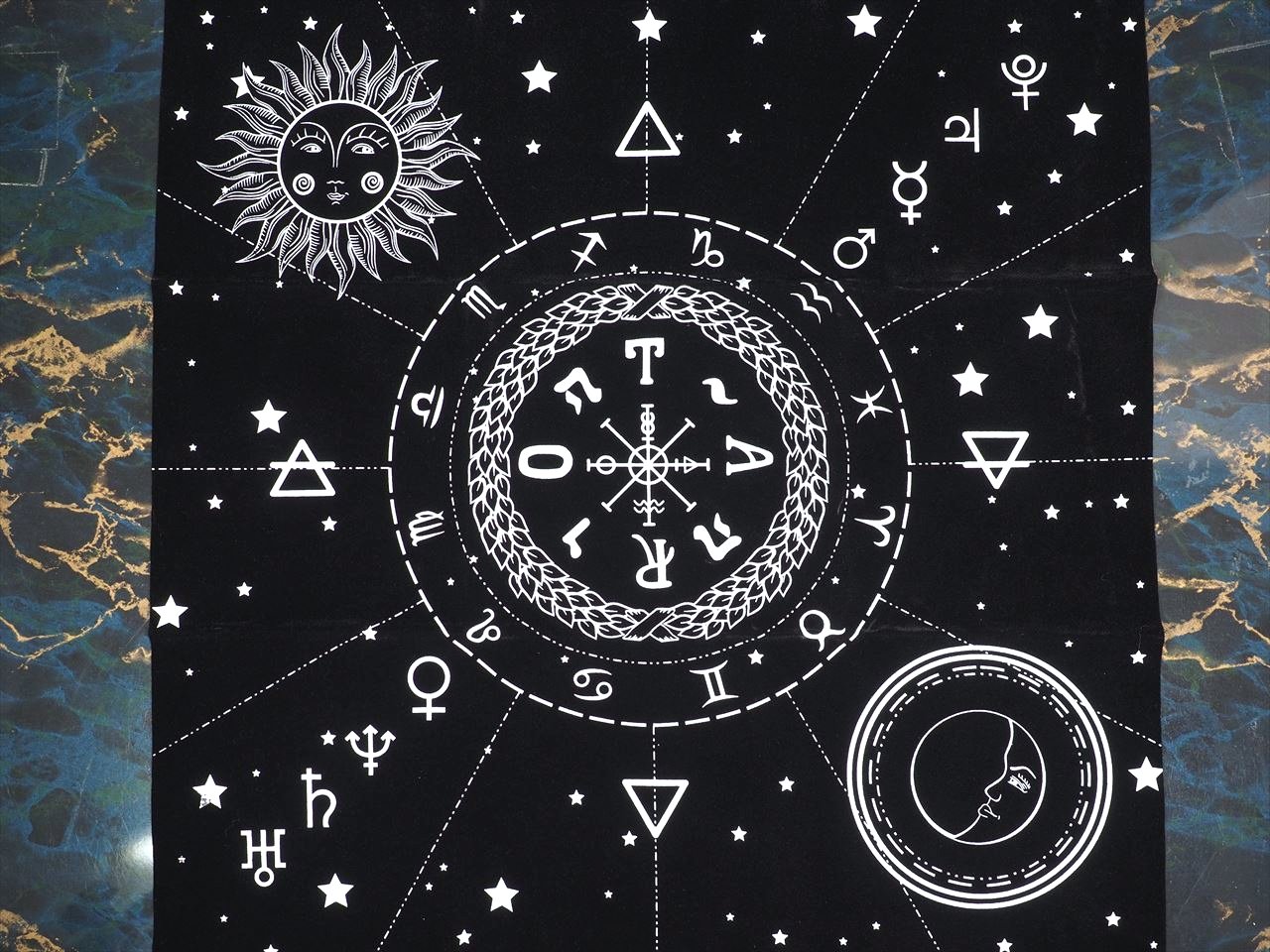神秘的な占星術デザイン 存在感抜群の白文字 柔らか素材のフランネル生地 壁掛け用タペストリーにも ゲームボードや占いのテーブルクロス タロット