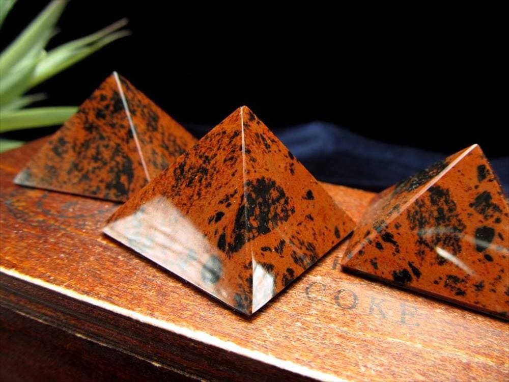 オブシディアン マホガニー ブラウン ピラミッド 置物