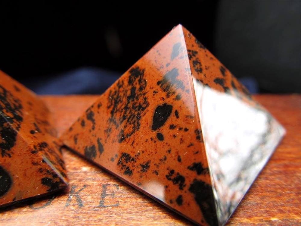 オブシディアン マホガニー ブラウン ピラミッド 置物