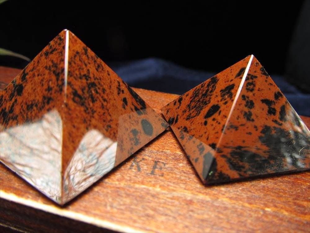 オブシディアン マホガニー ブラウン ピラミッド 置物