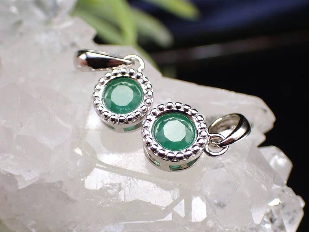 エメラルド 宝石 5月の誕生石 ペンダント アクセサリー