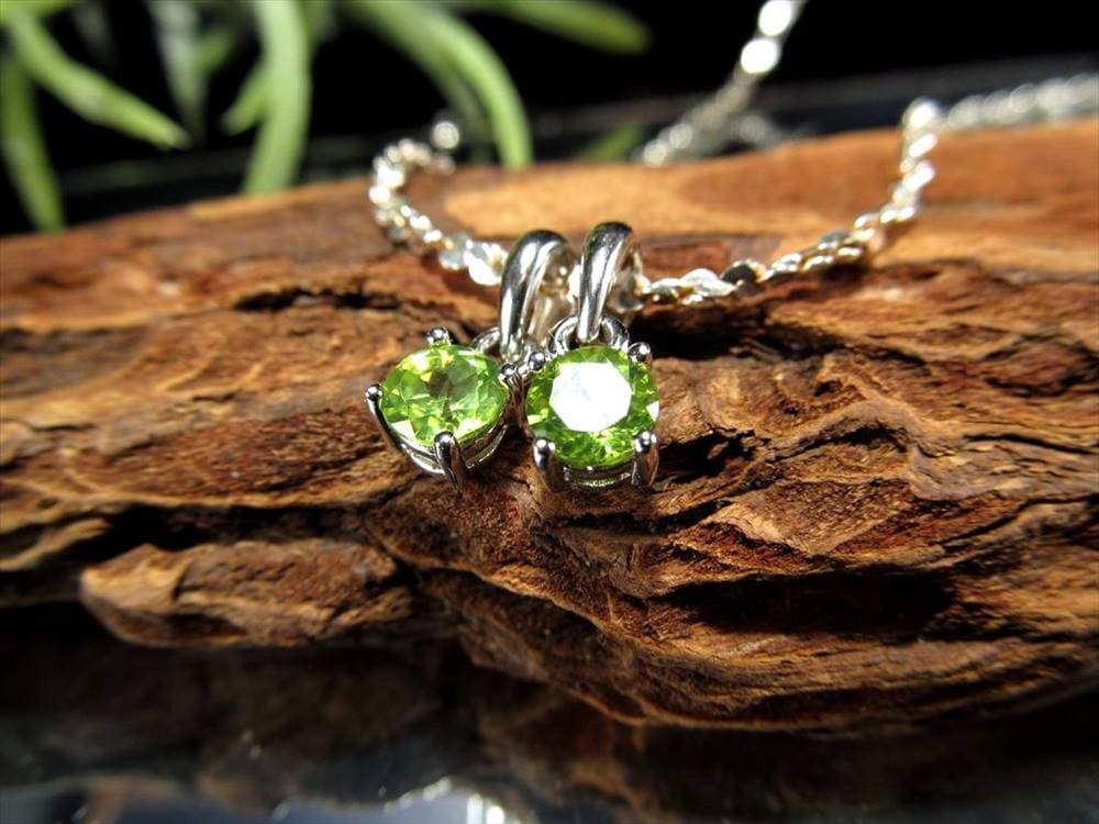 ペリドット かんらん石 ペンダントトップ アクセサリー ハワイアンダイヤモンド